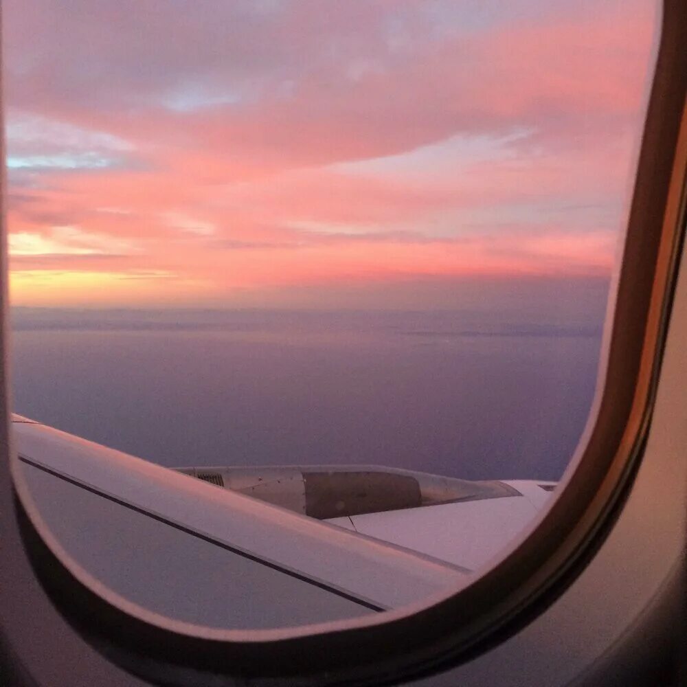 Иллюминатор самолета. Летающая окно. Вид из окна самолета. Летающая окно. Вид из самолета.