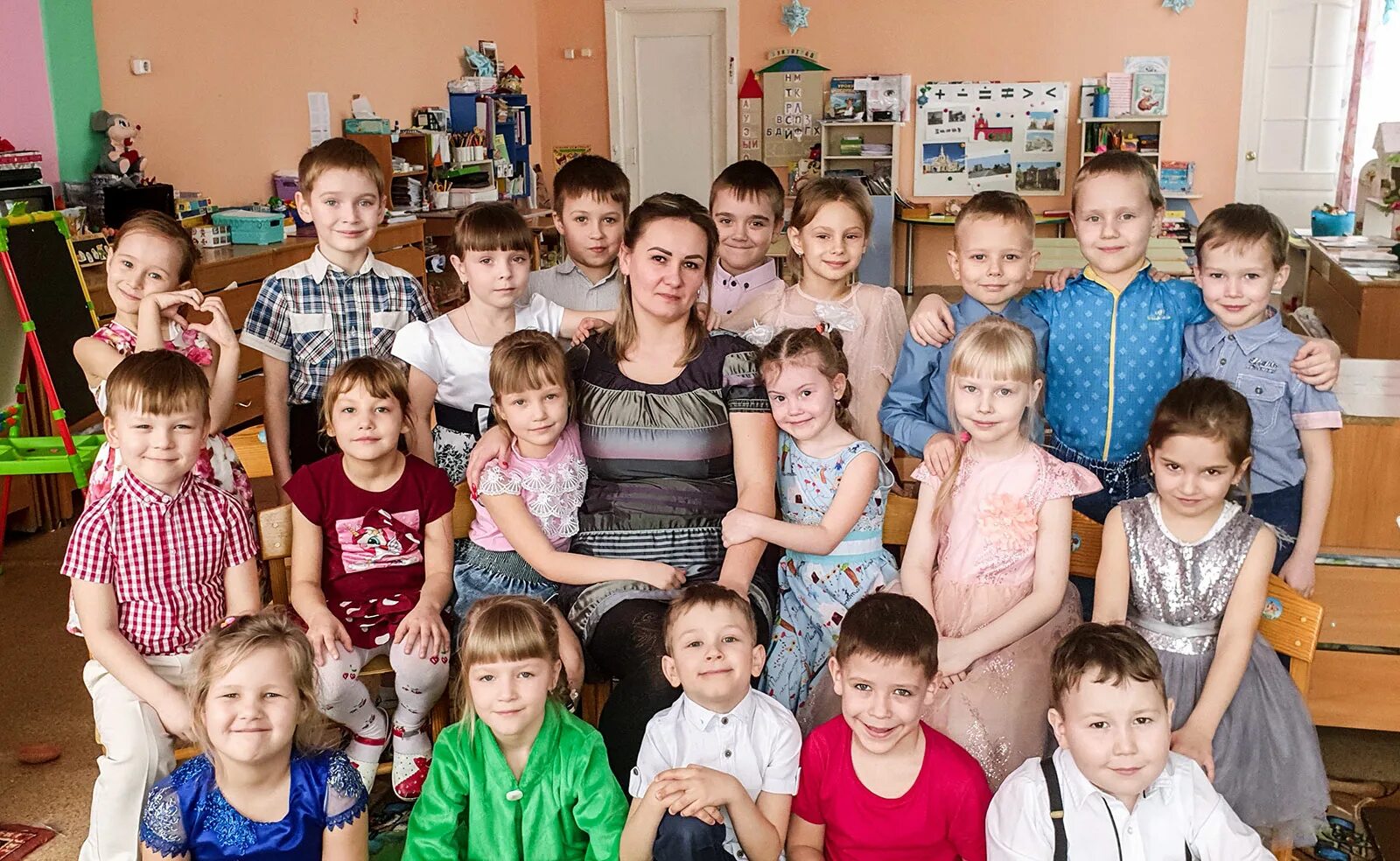Воспитатель детского сада люберцы. Детский сад 29 минусинск. детский сад хрусталик абакан. коллектив детского сада. фото коллектива детского сада.