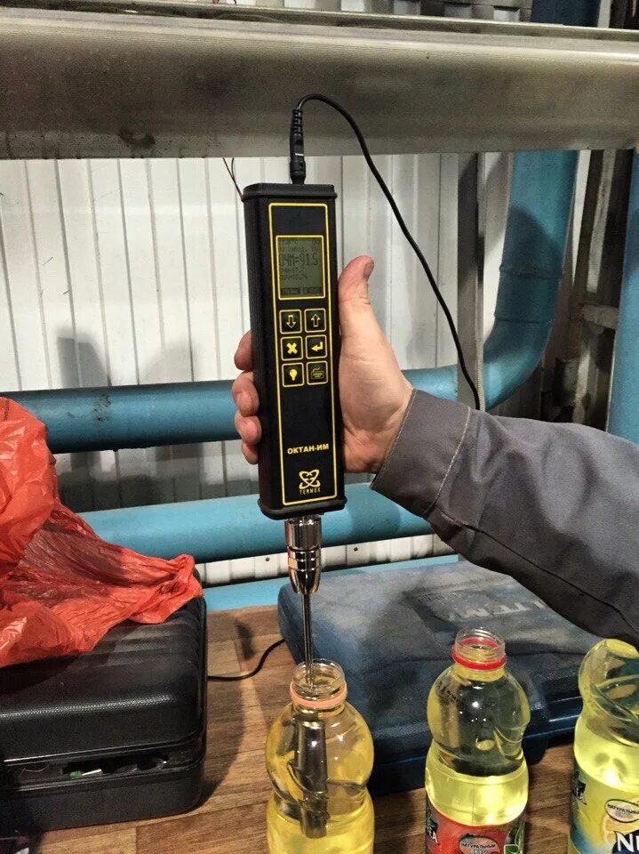 Производство топлива качество. Измерение октанового числа бензина. Прибор проверки плотности бензина. Прибор для проверки моторного масла Komatsu. Измеритель качества дизельного топлива.