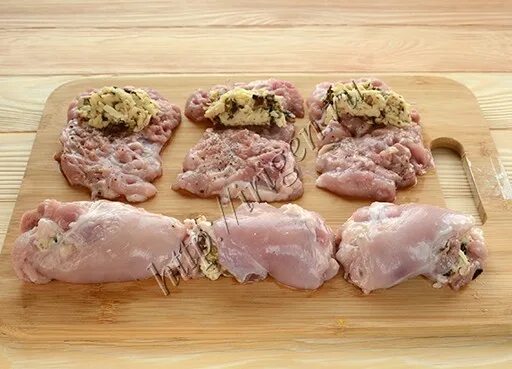 Куриные бедра рулетики с начинкой без кости