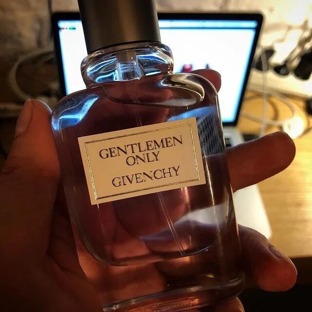 Givenchy Gentleman only виски. Стойкие мужские духи со шлейфом. Самые стойкие мужские духи. Самые стойкие мужские парфюмы со шлейфом. Стойкая мужская вода