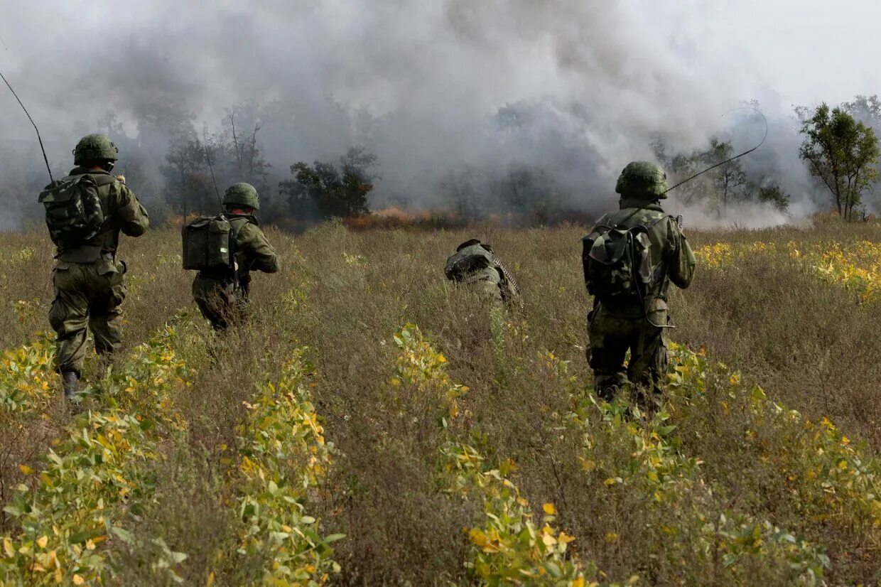 Четверо военных. Восток 2014 военные учения. Тактические военные учения. Солдат в наступлении. Солдаты на учениях.