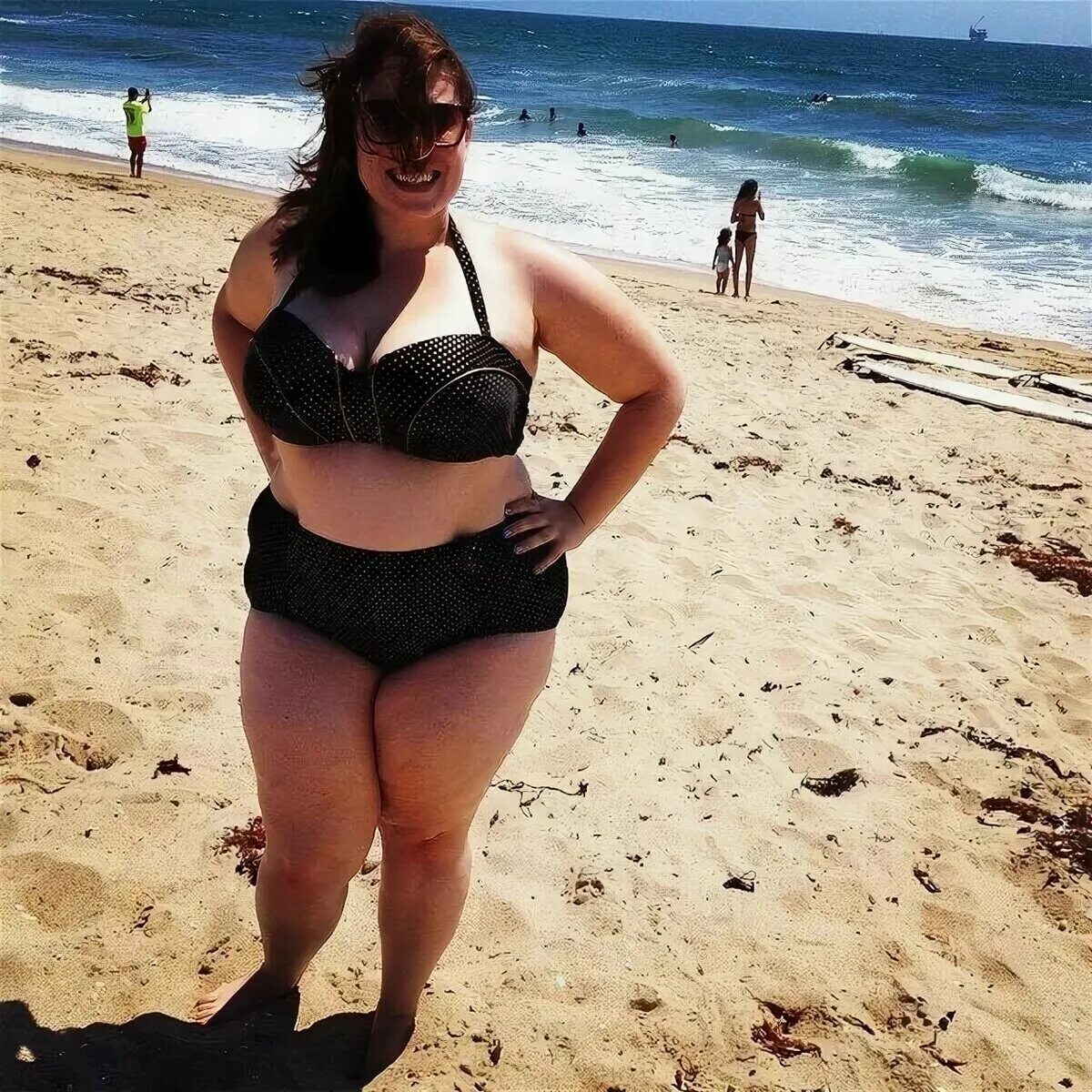 Толстухи на пляже. Толстухи в купальниках. Толстая девушка в купальнике.
