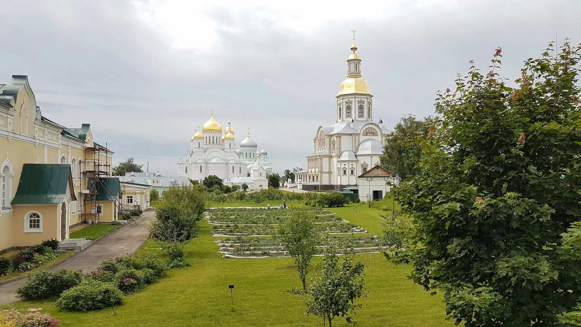 Дивеево сегодня в контакте. Дивеево. Серафимо-Дивеевский монастырь канавка. Канавка Пресвятой Богородицы в Дивеево. Новый храм в Дивеево.