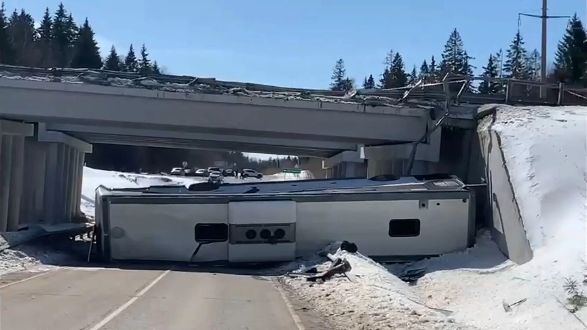 М 5 упал. В Подмосковье автобус упал с эстакады. Автобус упал с моста м9. ДТП С автобусом в Подмосковье. Авария в Подмосковье с автобусом.