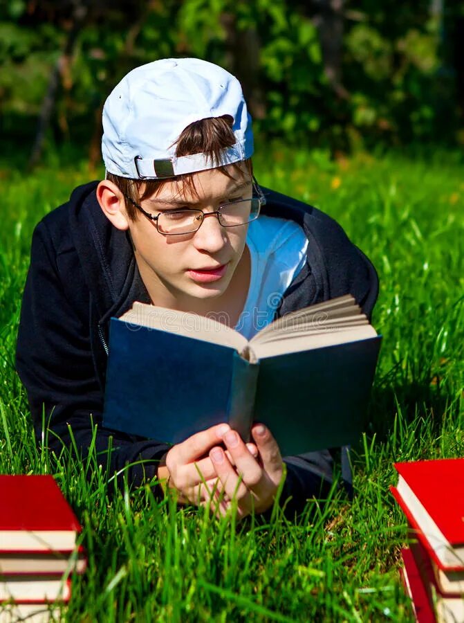Чтение подростков. Подростки читают книги фото. Фотографии на тему подростки чтение. Подросток читает книгу картинки.