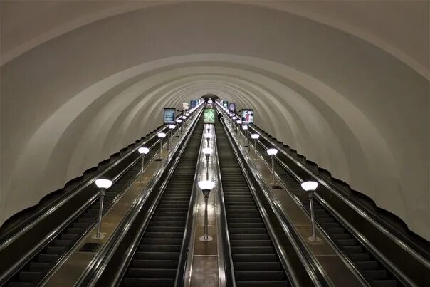 Площадь ленина метро питер эскалатор. Эскалаторы петербургского метрополитена. Станция адмиралтейская эскалатор. Эскалаторы в метро санкт-петербурга. Адмиралтейская станция метро эскалатор.