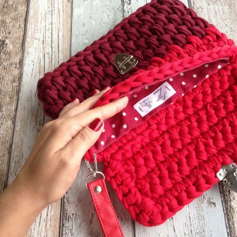 сумка клатч из трикотажной пряжи. вязаный клатч. сумочка клатч из трикотажной пряжи. сумка из трикотажной пряжи крючком. вязаный клатч chanel.