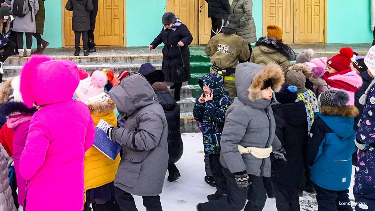 Заминирование школ и детских садов в Комсомольске на Амуре. Минирование школ Хабаровск. Эвакуация детей в детском саду. Комсомольск на Амуре заминировали школы. Детский сад тревога