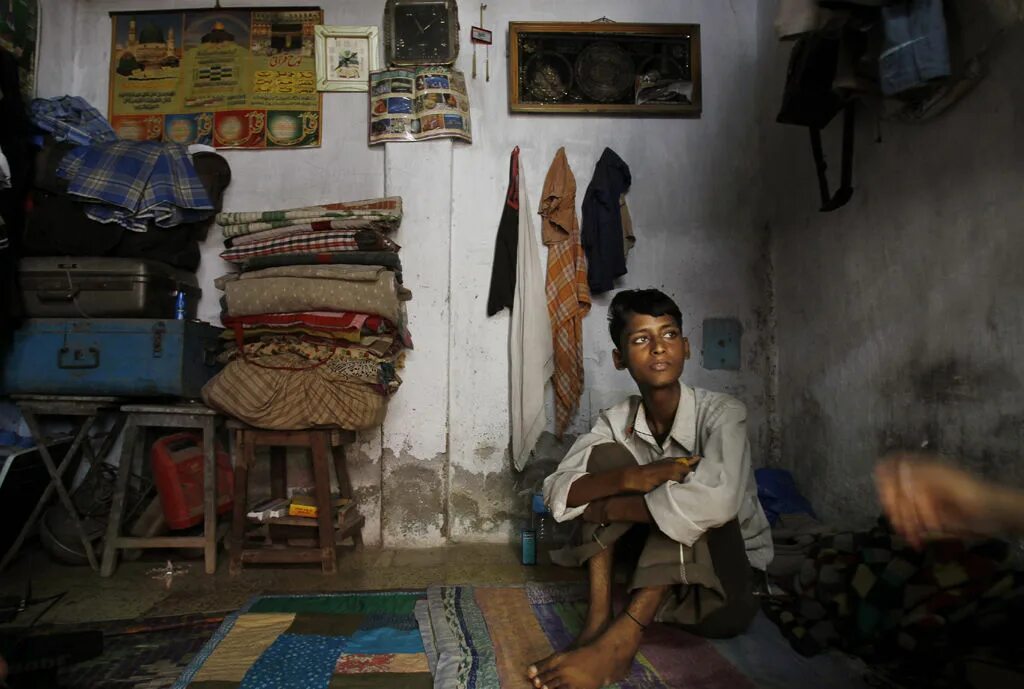 Люди живут все беднее. Индия трущобы с жителями. Жилье индусов. Трущобы дом. Жилье в Индии.