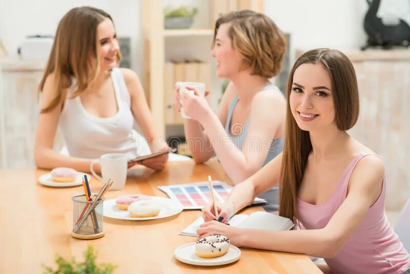 She is sitting at the table. Много девушек сидят за столом в отеле. Красивые картинки девушки и подружки разговариваю в кафе. Women sitting at the Table putting on Makeup. The girl sitting at the Table.