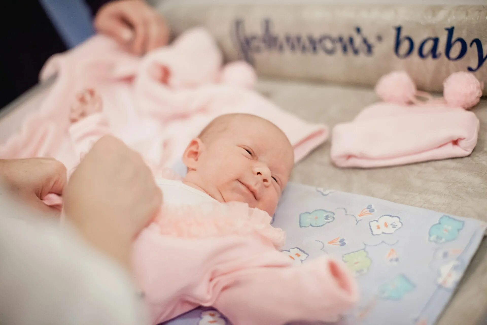Выписка из роддома одеть малыша. Фотосессия для новорожденных при выписке. выписка малышки из роддома. выписка из роддома одевание младенца. выписка с роддома ребенка девочки.