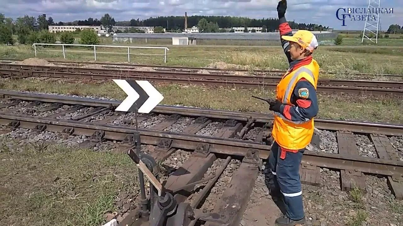 Ржд работа поездов. Дежурный стрелочного поста ржд. сигналист на оао ржд. стрелочный пост дежурный стрелочного поста. стрелочница на железной дороге.