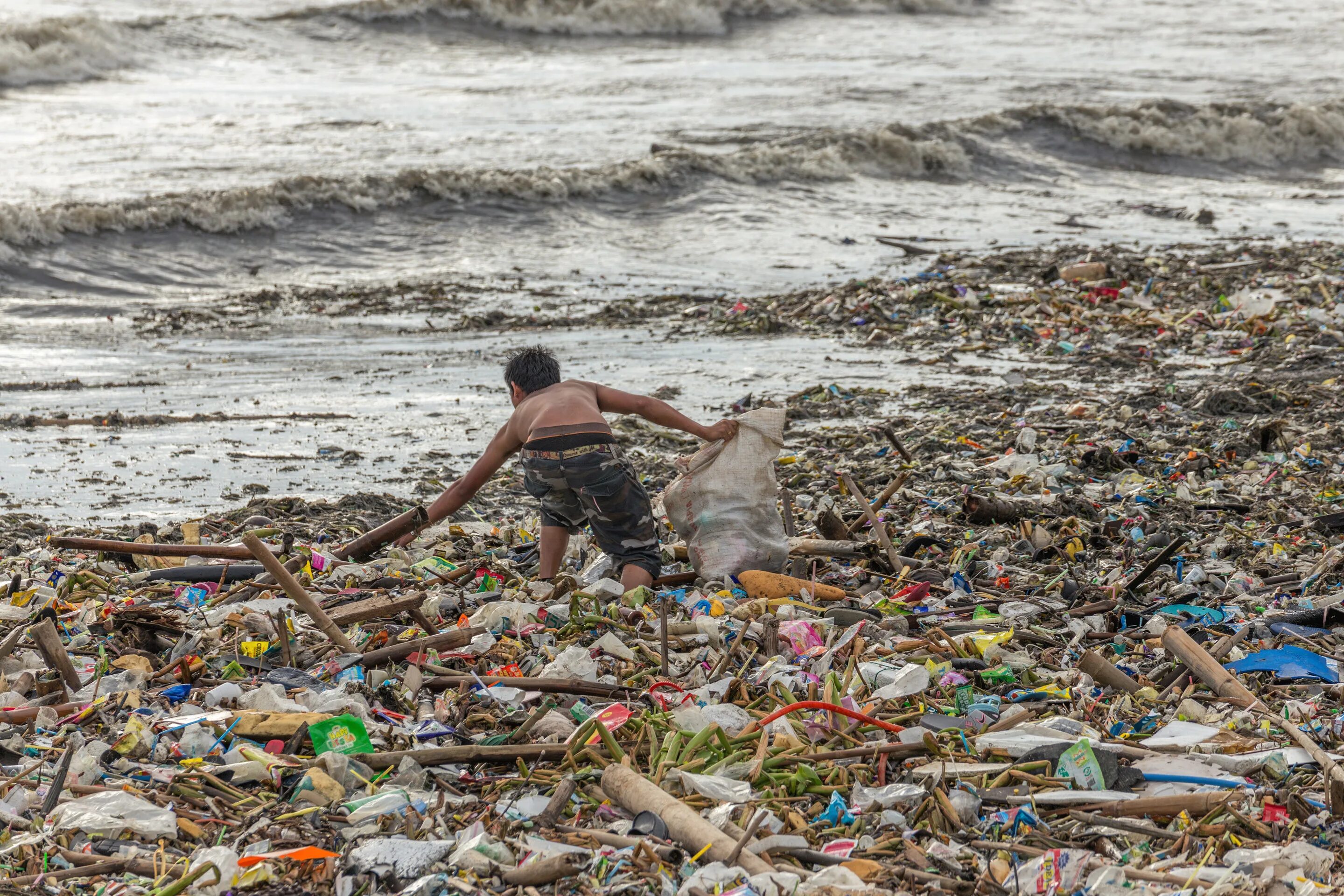 A lot of pollution. Загрязнение мирового океана. Пластиковые отходы в море. Мусор в море. Загрязнение побережья.