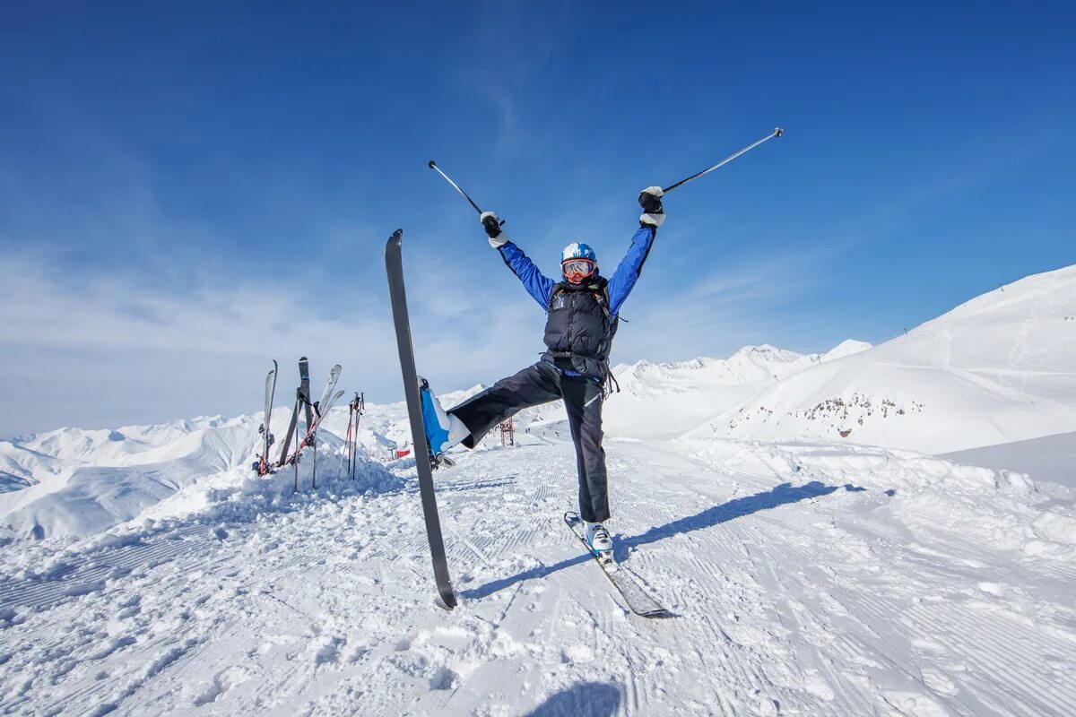 Выбрать горнолыжный курорт. Съемки лыжника. Лыжник перед спуском. Лыжник в горах Гудаури. Ski час.