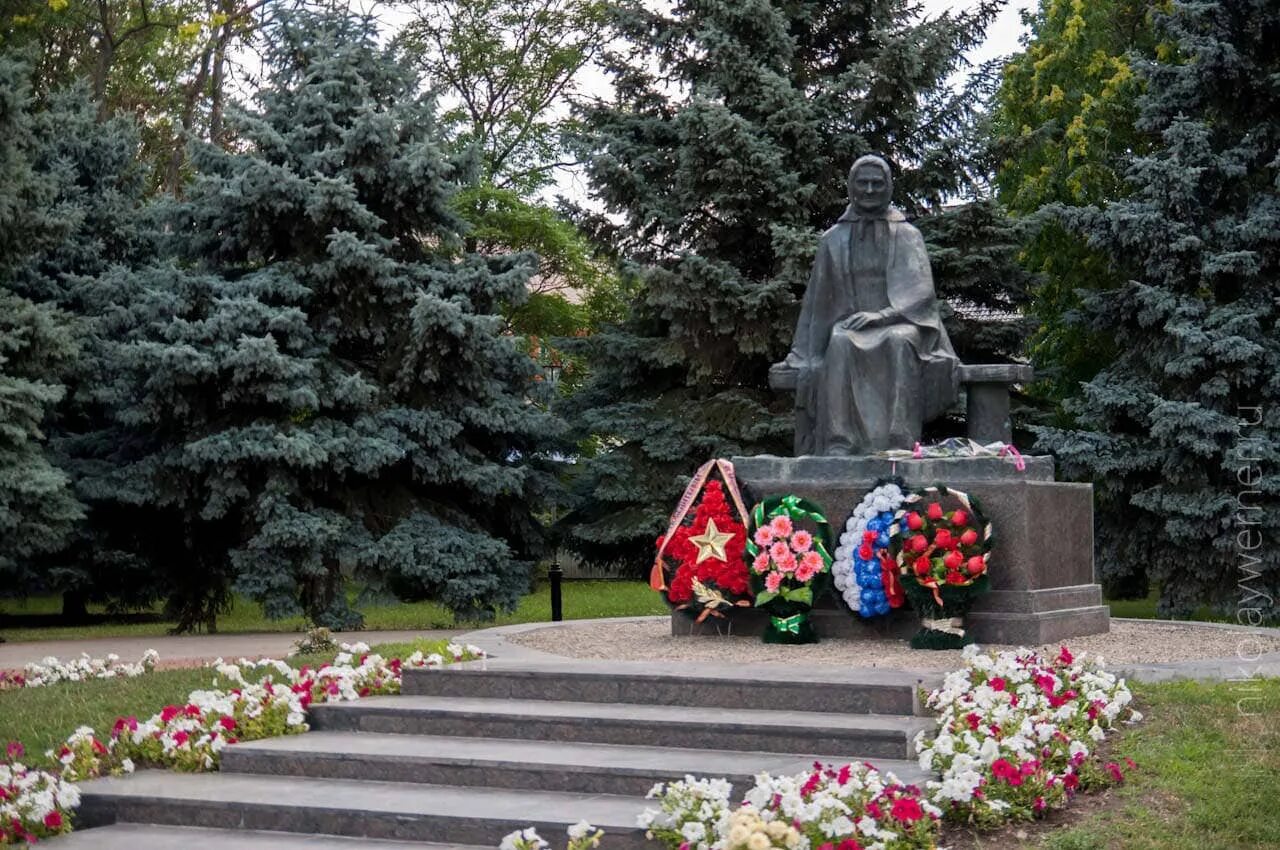 Памятники тимашевск. Памятник Епистинии степановой в Тимашевске. Епистиния фёдоровна Степанова памятник. Памятник степановой Епистинии фёдоровне в Тимашевске. Памятник Елестиния СТЕПАНТВНА.