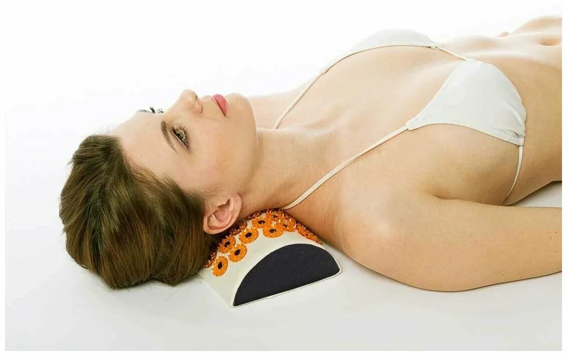 Аппликатор ляпко двойной 6. Коврик ляпко шейный остеохондроз. Девушка лежит на аппликаторе. Аппликатор кузнецова ляпко. Аппликатор ляпко схема воздействия.