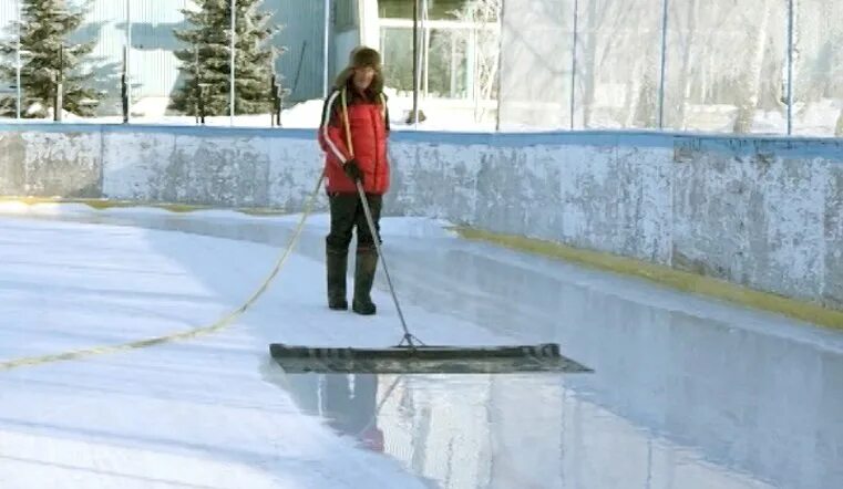 Ледовар это. Ледовар это. Ледовар профессия. Чистка катка во дворе. Заливщик льда для катка.