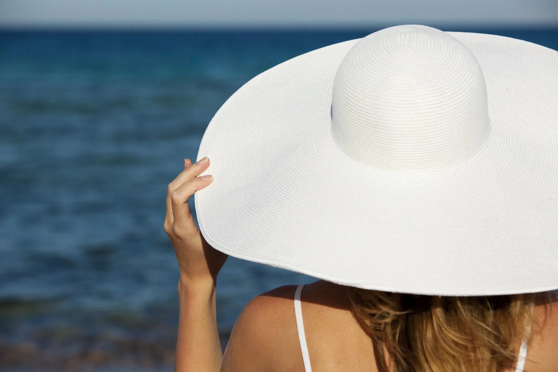 Пляжная шляпа. Шляпа на море. Девушка в шляпе. Девушка в шляпе на море. Девушка в большой шляпе