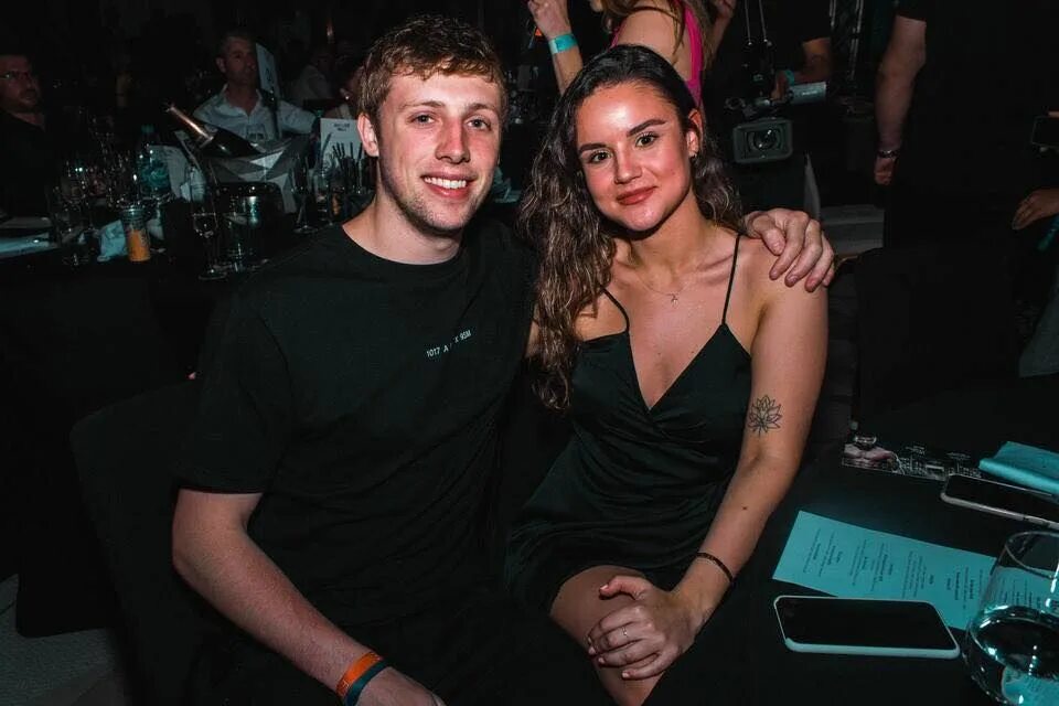 Year s girlfriend. Фотосессия в свитерах с подругами на новый год. Жена ja morant. Year s girlfriend. Trevor noah met gala.