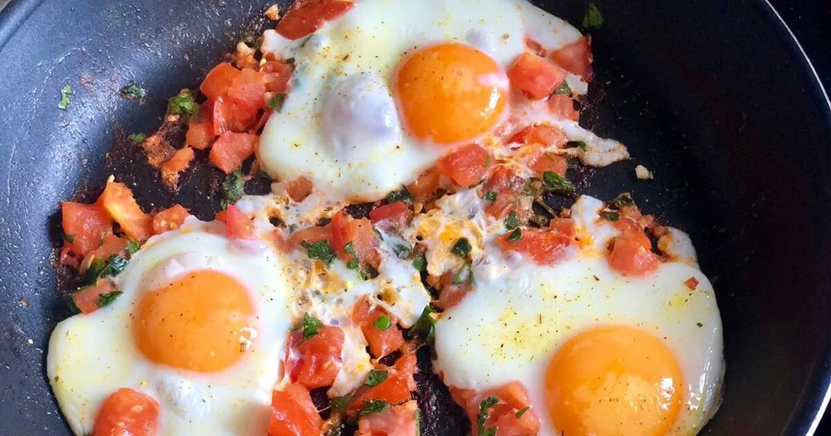 Рецепт яичницы с беконом и помидорами. Яичница глазунья с помидорами. яичница в помидоре на сковороде. жареная яичница с помидорами. вкусная яичница с томатом.