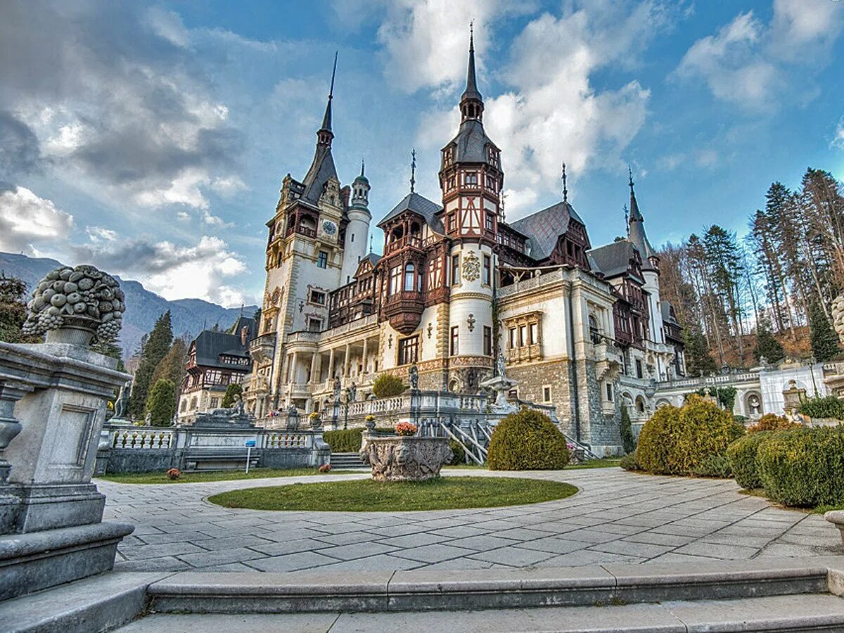 Замок Пелеш Румыния. Замок Пелеш (Castelul peleş), Румыния.. Трансильвания Румыния замок Пелеш. Румыния Пелеш замок Дракулы.