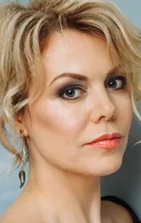 Әйел мастурбация жасайды, айқайлайды және порнороликтерді көреді