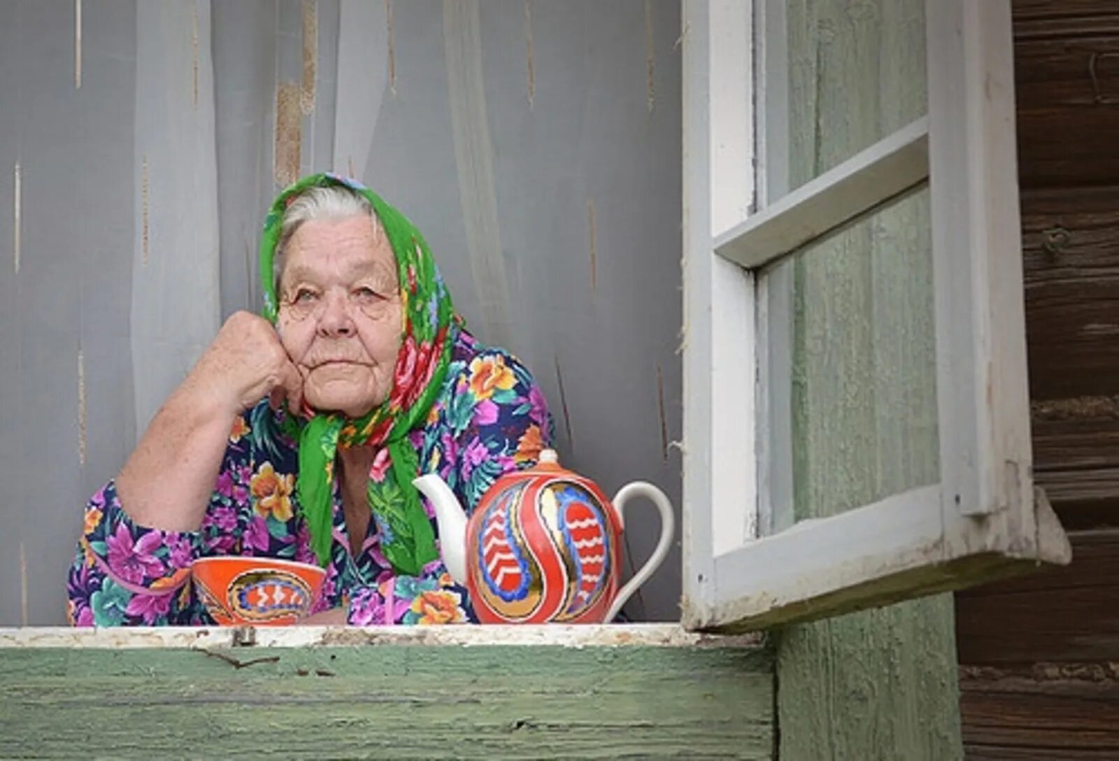Бабушка первой пришла. Бабуля у окна. Деревенский дом старушка. Старинный дом бабушки. Бабушка в окошке.