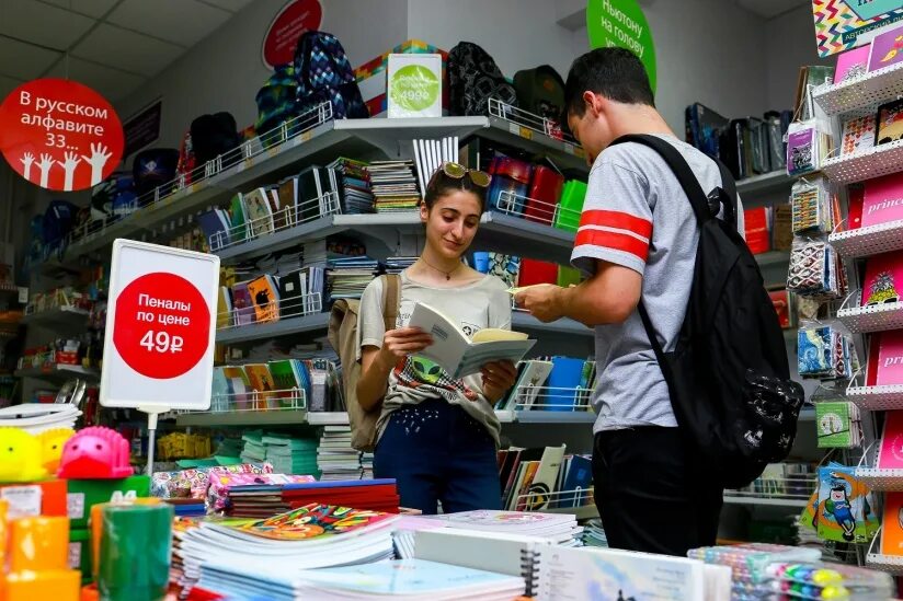 Покупала в книжном магазине. Покупатели в книжном магазине. Книжный магазин в городе. Магазин книжек. Акции в книжных магазинах.