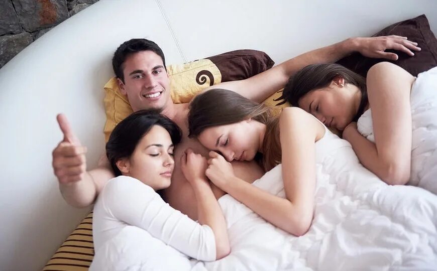 Диана ретеган близняшки. Девку трое. Девку трое. Мужчина и две женщины. Любовь втроем в постели.