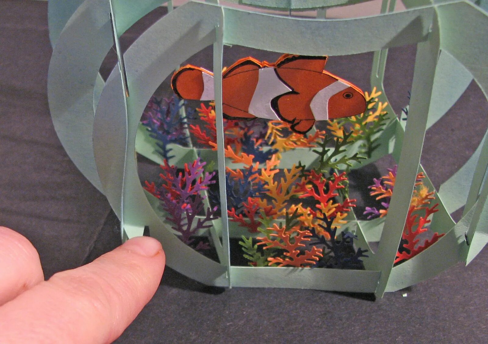 Рыбка из бумаги аквариум. Поделка аквариум. Поделка объемный аквариум. Поделка аквариум с рыбками. Поделка аквариум из бумаги.