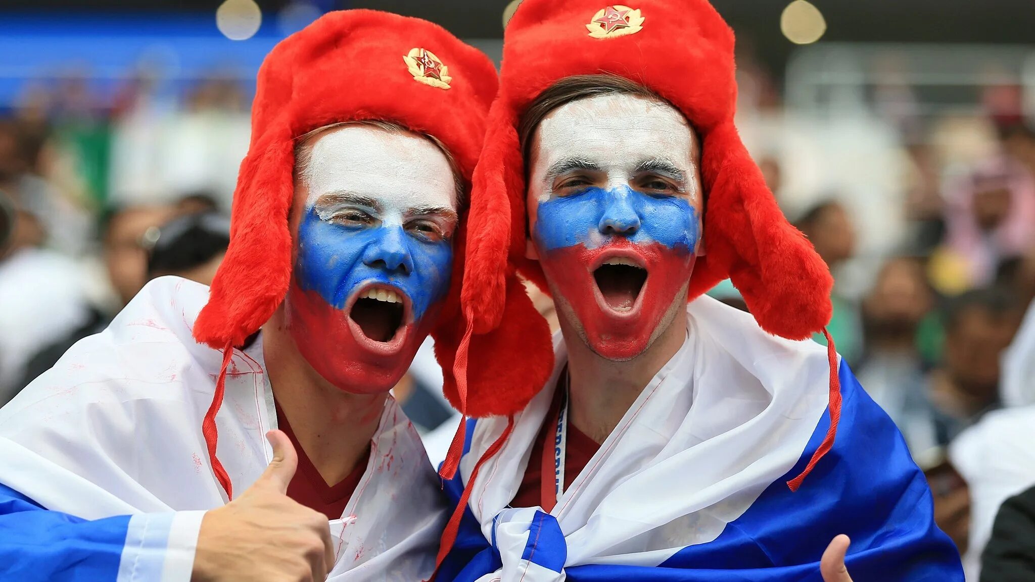 Russian fan. Болельщики футбола. Футбольные фанаты. Радостные болельщики. Футбольные болельщики России.