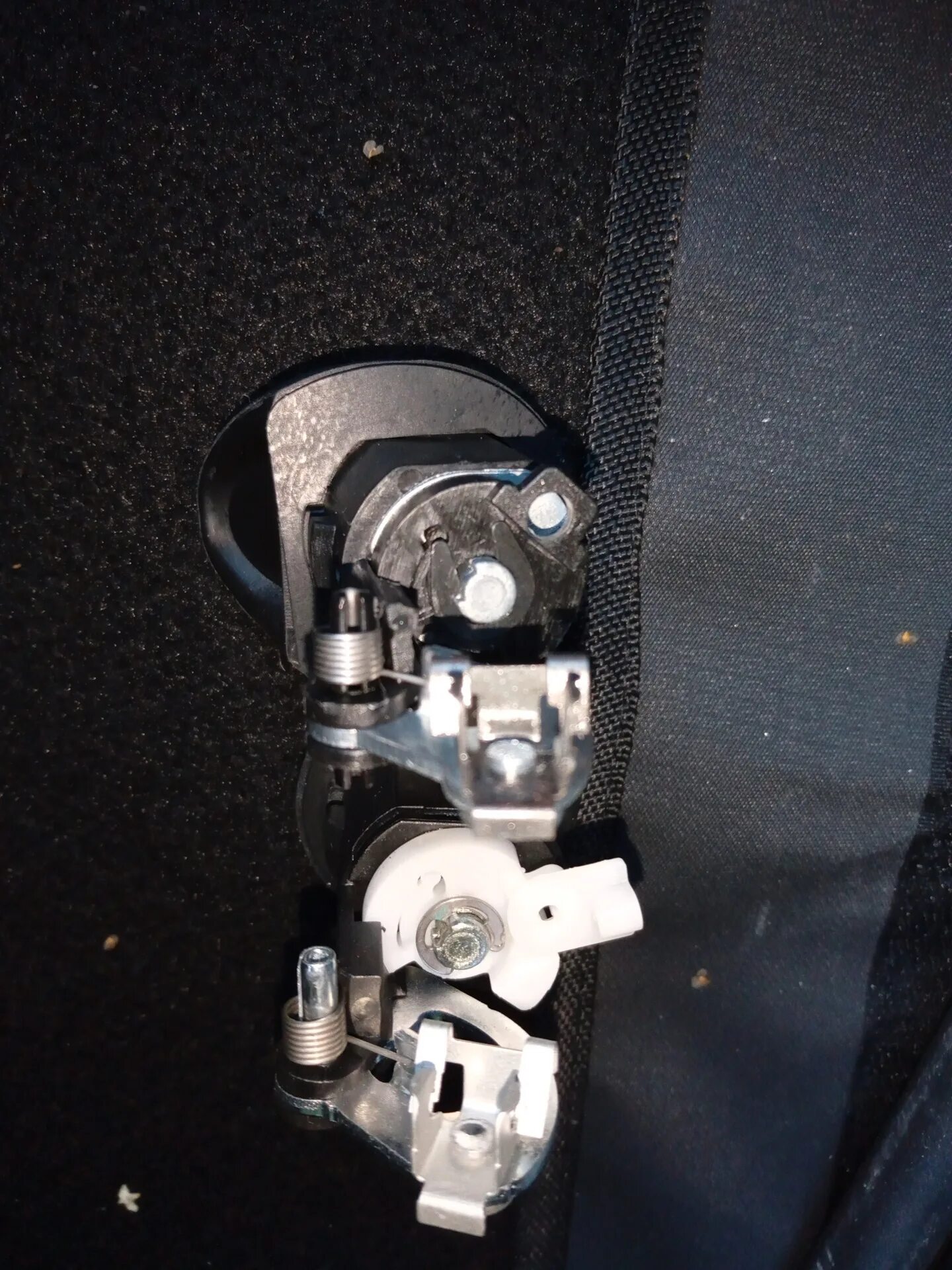 Вставка замка багажника рено логан 2. Комплект личинок renault duster. Устройство замка багажника рено логан. Личинка замка багажника рено дастер. Личинка замка багажника рено дастер 2016.