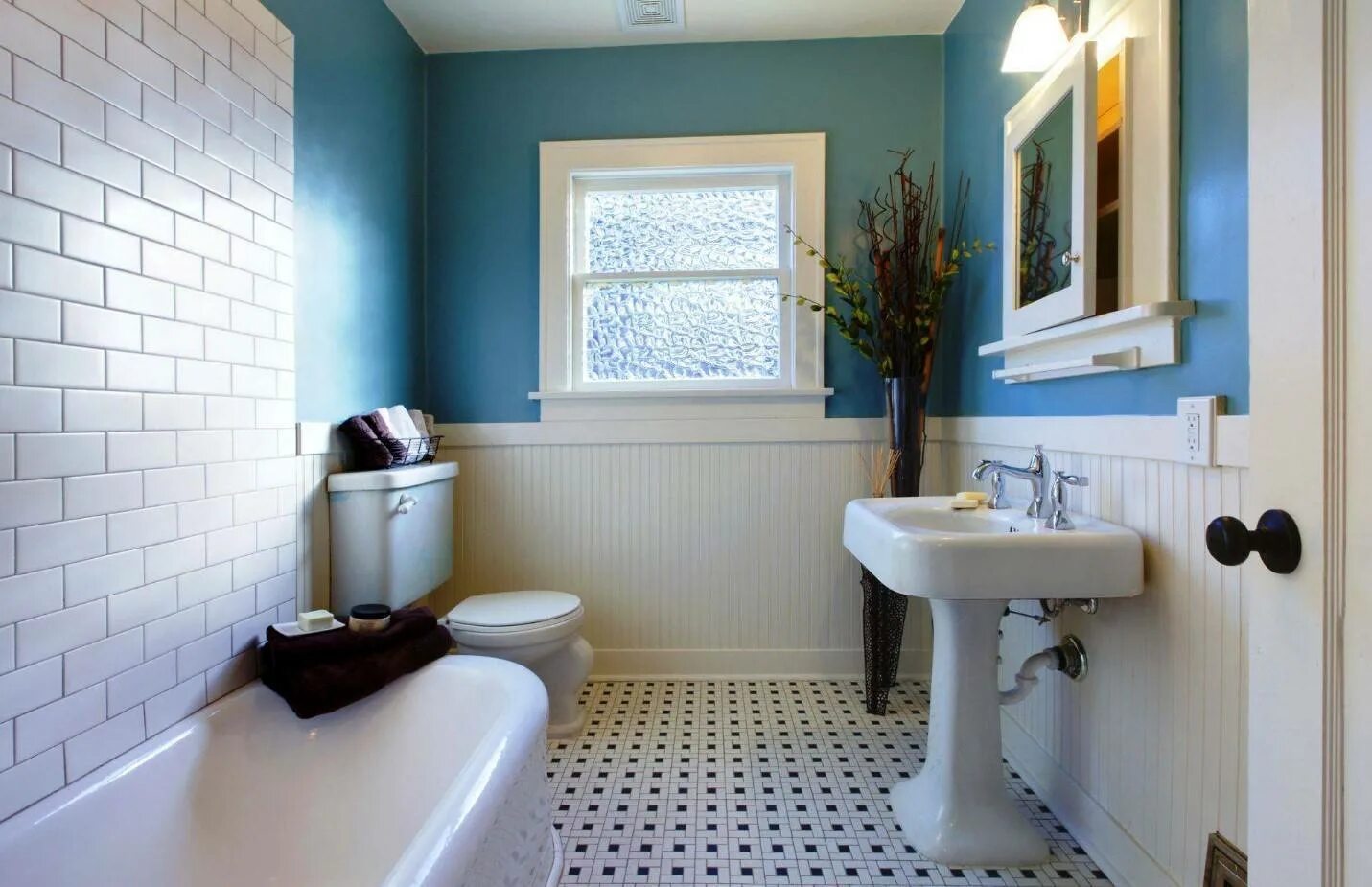 Ремонт ванной туалета своими руками. Отделка ванной комнаты плитка и краска. Отделка ванной комнаты без плитки. Интерьер ванной комнаты краской. Санузел с окрашенными стенами.