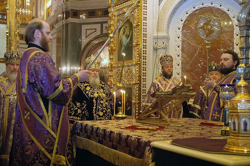 Всенощное бдение храм христа спасителя поклонение ризам. Всенощное бдение в храме христа спасителя. Священники на всенощном бдении. Всенощное бдение храм христа спасителя. Всенощное бдение в храме христа спасителя.