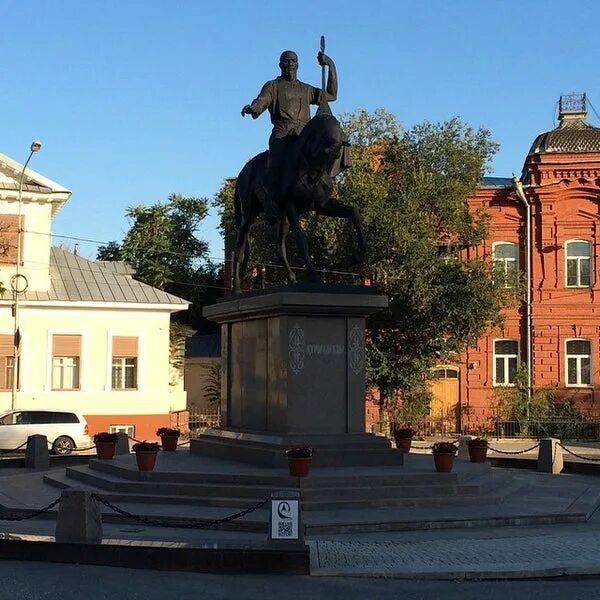 Памятник курмангазы. Памятник Курмангазы Астрахань. Астрахань памятник Курмангазы Сагырбаеву. Улица Курмангазы Астрахань. Памятник Курмангазы в Астрахани фото.