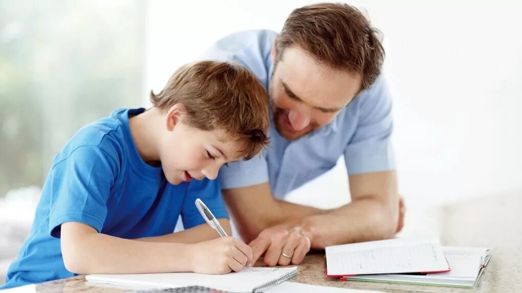 Человек на экзамене. Студент на экзамене. Учитель и дети. Пишут родители учеников. Родители и школьники.