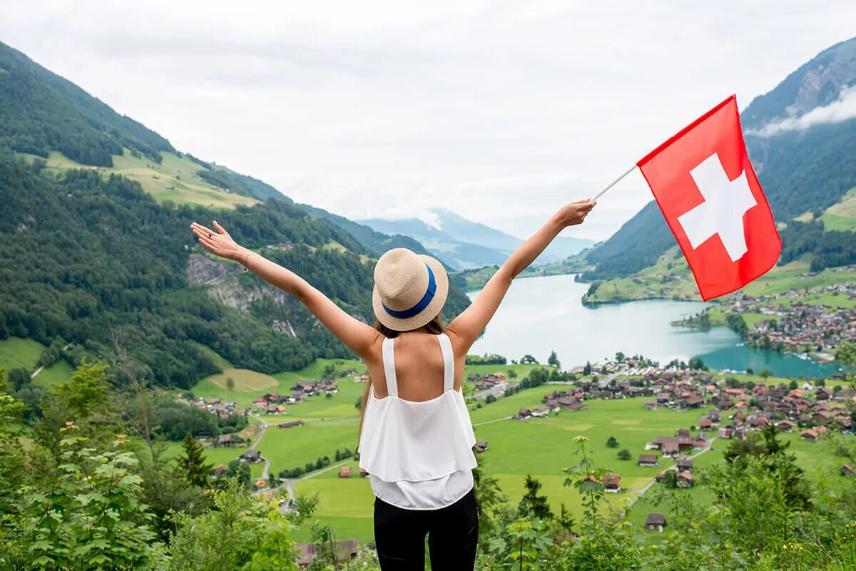 Швейцария численность населения. Швейцария люди. Флаг Швейцарии. Швейцария туризм. Путешествие в Швейцарию.
