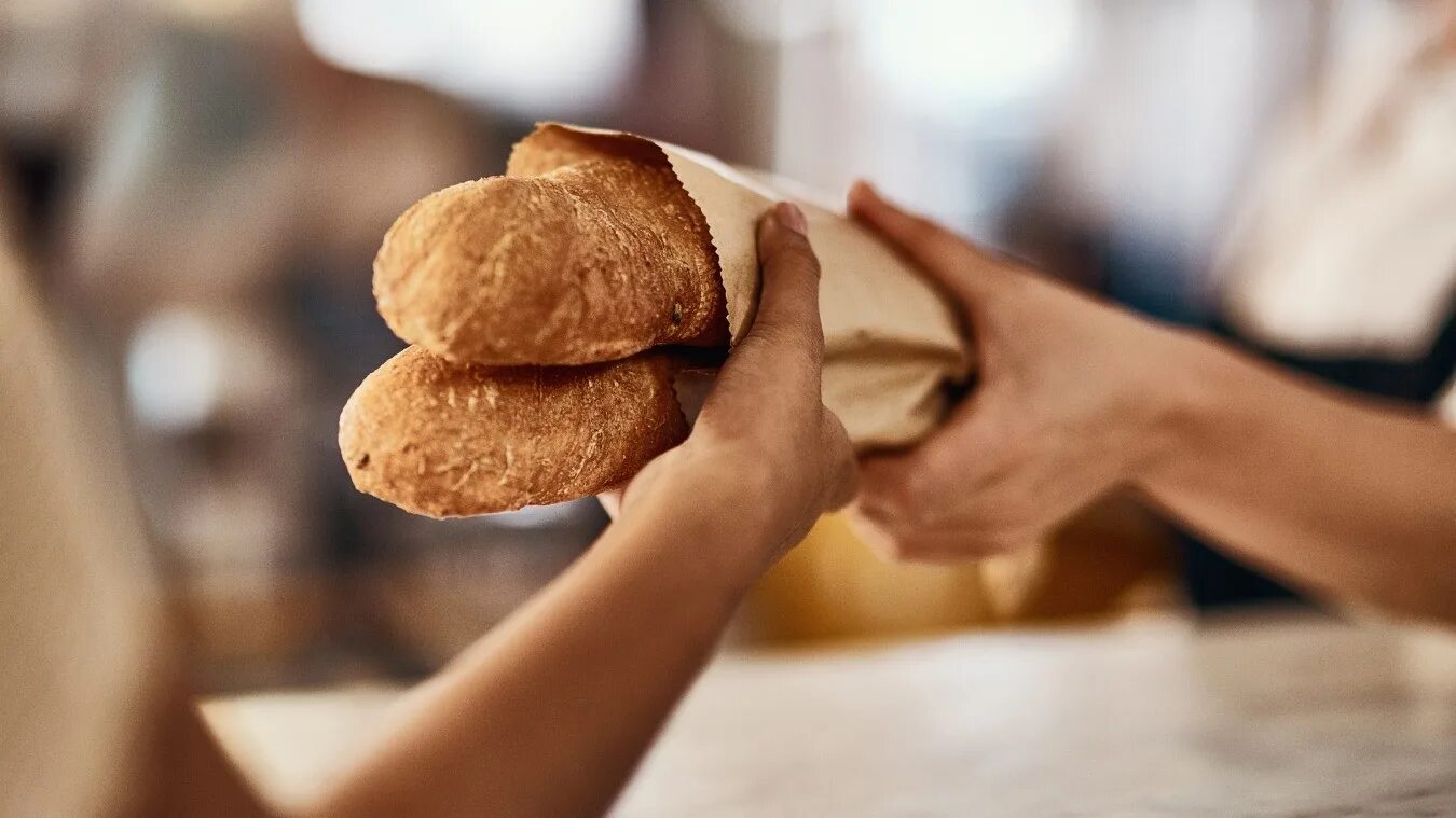 Человек есть хлеб. Употребление хлебобулочных изделий. Семья ест хлеб. Свежеиспеченный. Сколько можно хлеба в день.