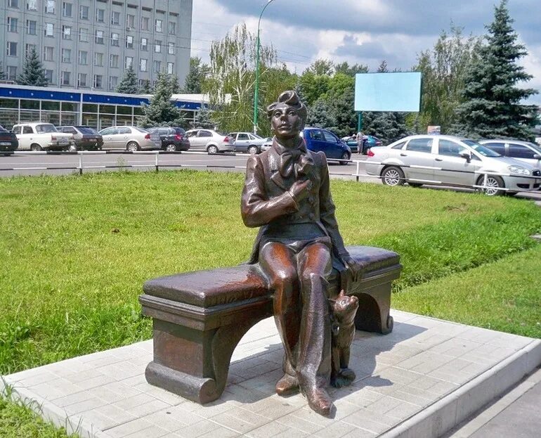 Памятник ревизор в каком веке был создан. Устюжна памятник ревизору. устюжна гоголь. памятник гоголю в устюжне. устюжна площадь ревизора.
