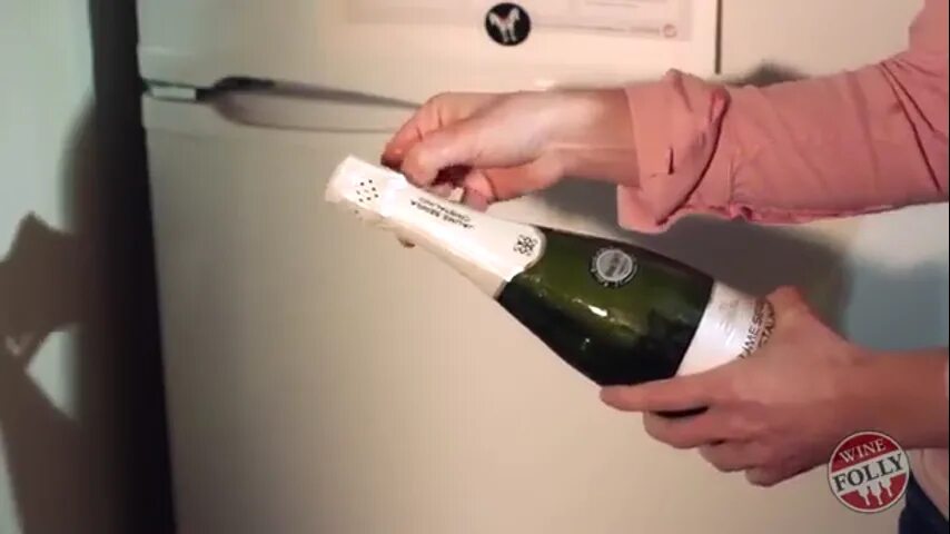 Открыть бутылку шампанского ножом. Открытие шампанского ножом. Девушка открывает шампанское. Открыть шампанское ножом. Шампанское открыла слушать