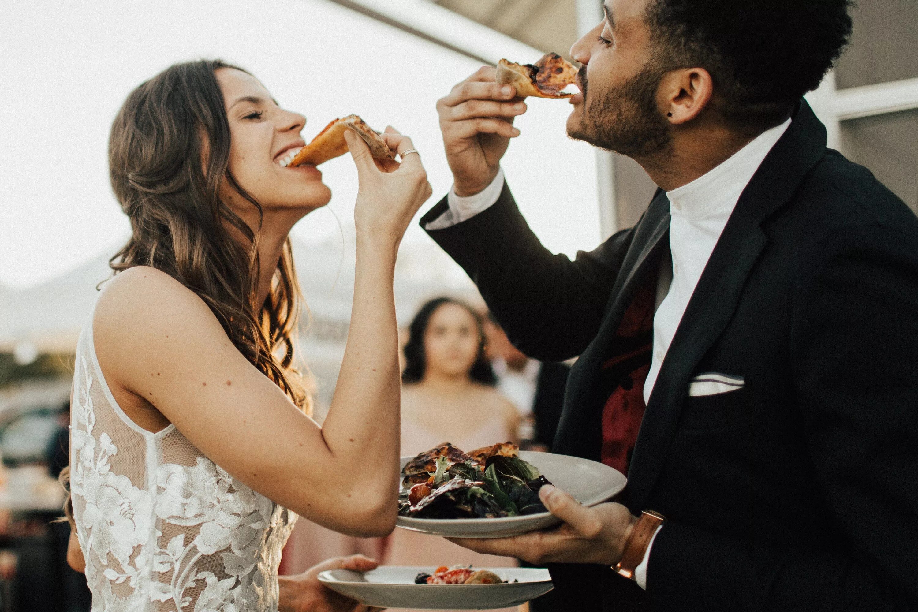 Свадебное платье пицца. Кейтеринг на свадьбу. Свадебное платье пицца. Свадьба с пиццей. Встреча молодоженов пиццей.