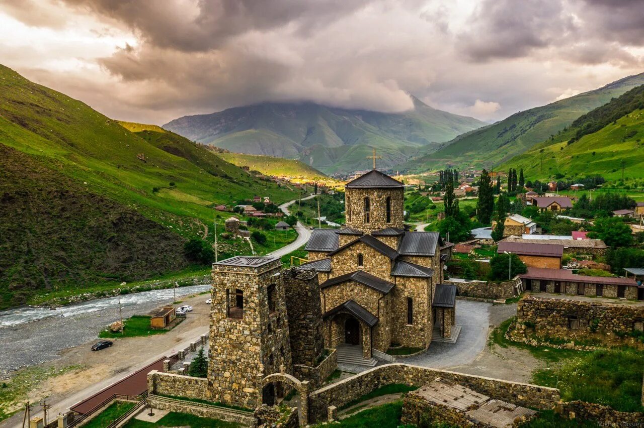 Северный кавказ интересное. Аланский монастырь Владикавказ. Аланский Успенский монастырь Северная Осетия. Аланский монастырь Фиагдон. Фиагдон монастырь Северная Осетия.