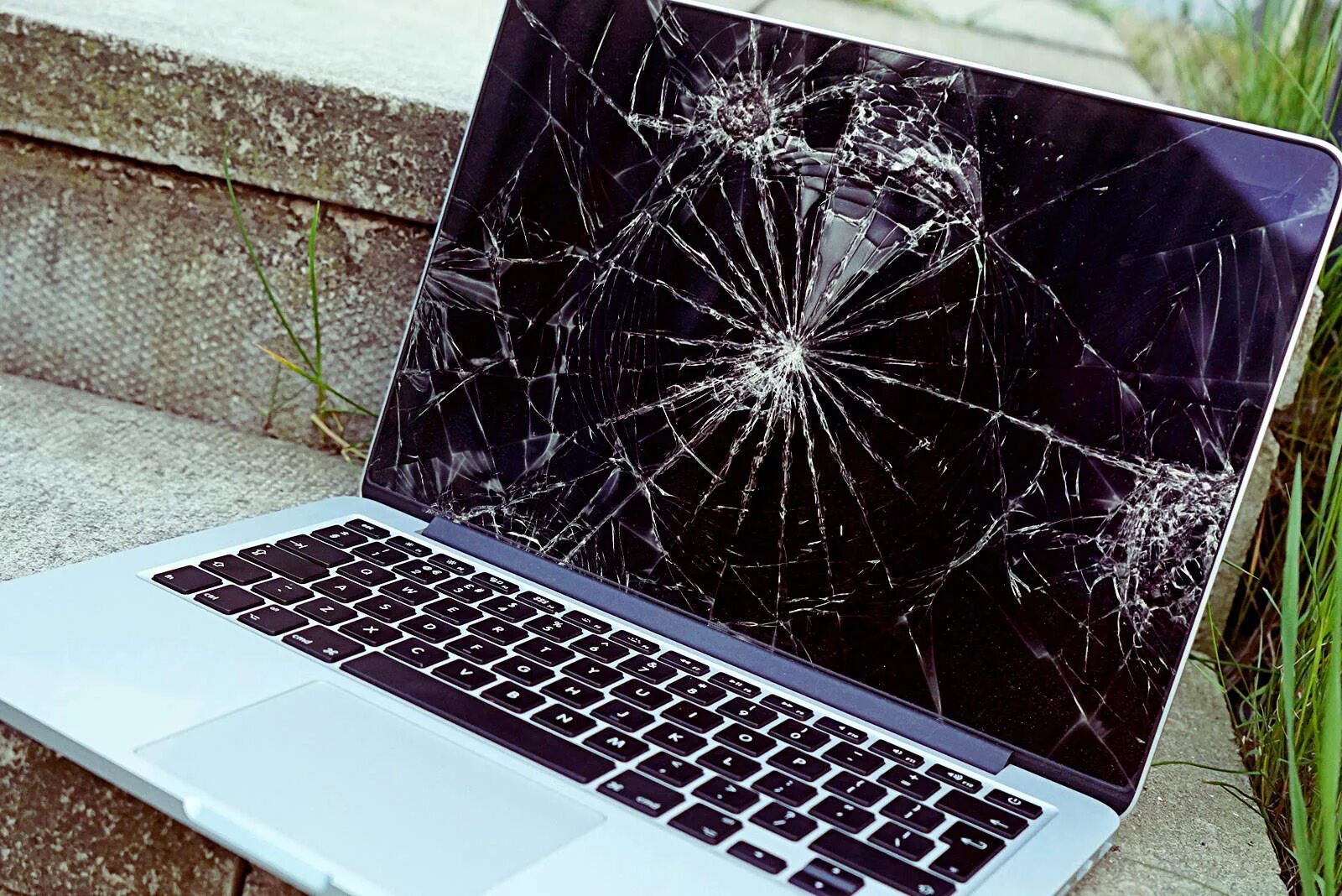 Разбил пк. Разбитый ноутбук. Ноутбук с разбитым экраном. Разбитый экран ноутбука. Сломанный дисплей ноутбука.