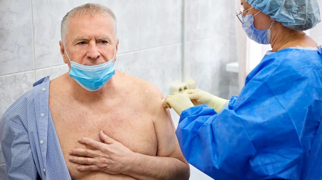 В седьмой раз после жизни. Жириновский привился от коронавируса.