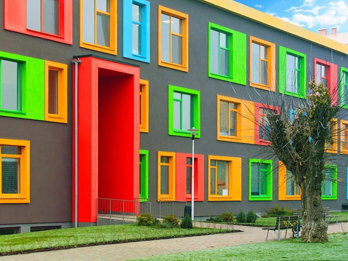 Фасад сада. Разноцветный фасад. Цветные фасады домов. Разноцветные здания. Цветные фасады зданий.