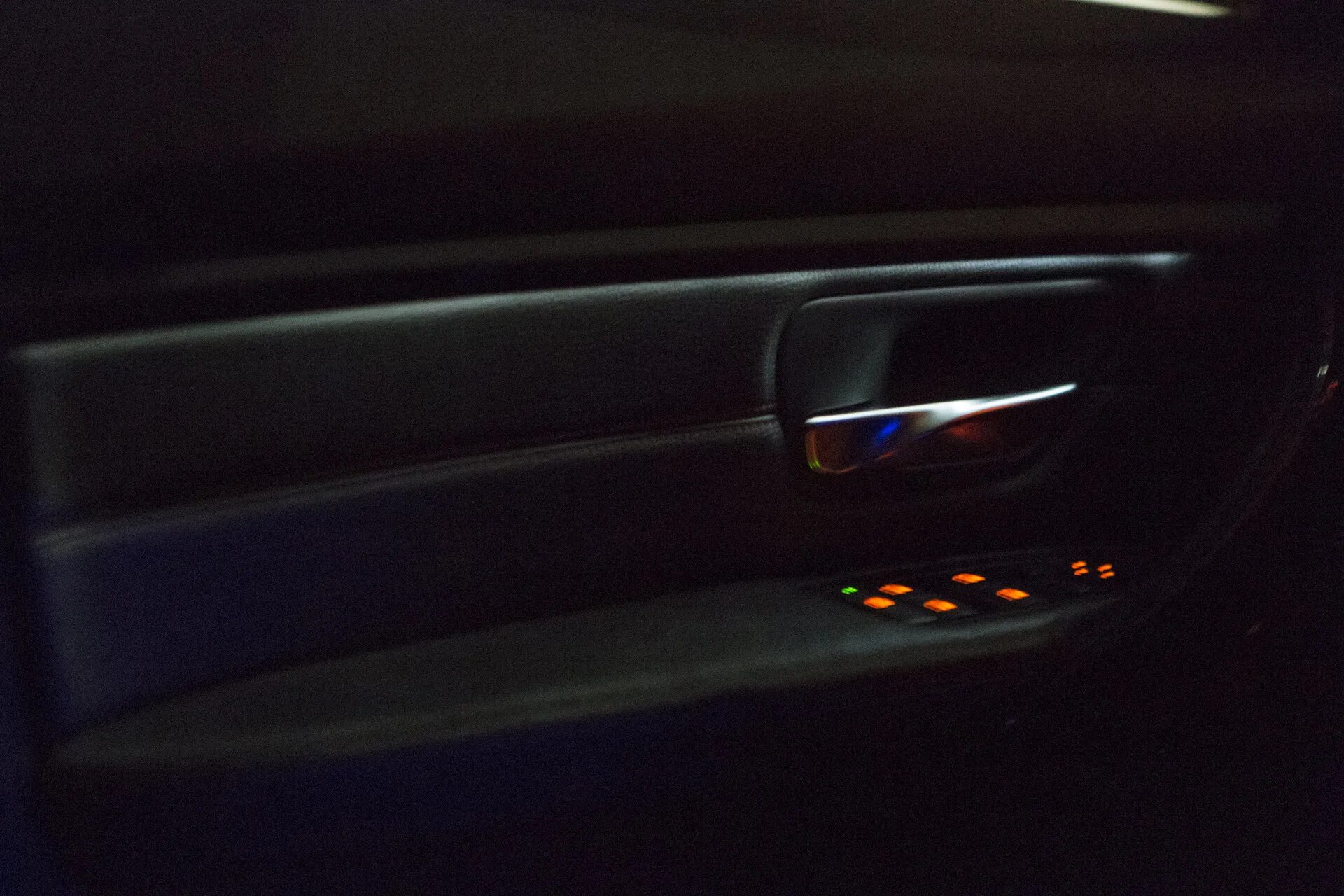 Подсветка дверных карт BMW f30. BMW f10 световод подсветки. BMW f30 дверная подсветка. Подсветка дверей BMW f30.