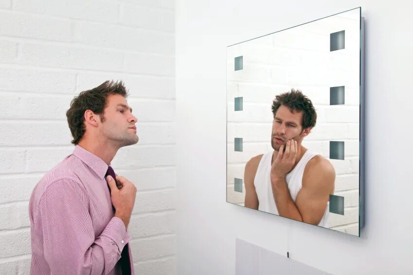 В зеркале видеть мужчину. Мужчина в зеркале. Мужчина смотрится в зеркало. Мужское отражение в зеркале. Мужик с отражением в зеркале.