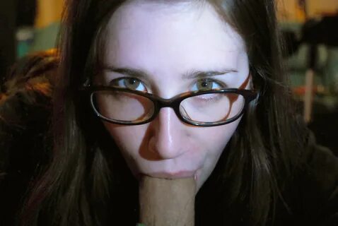 Nerdy Babe in Blowjob und hart ficken Aktion.