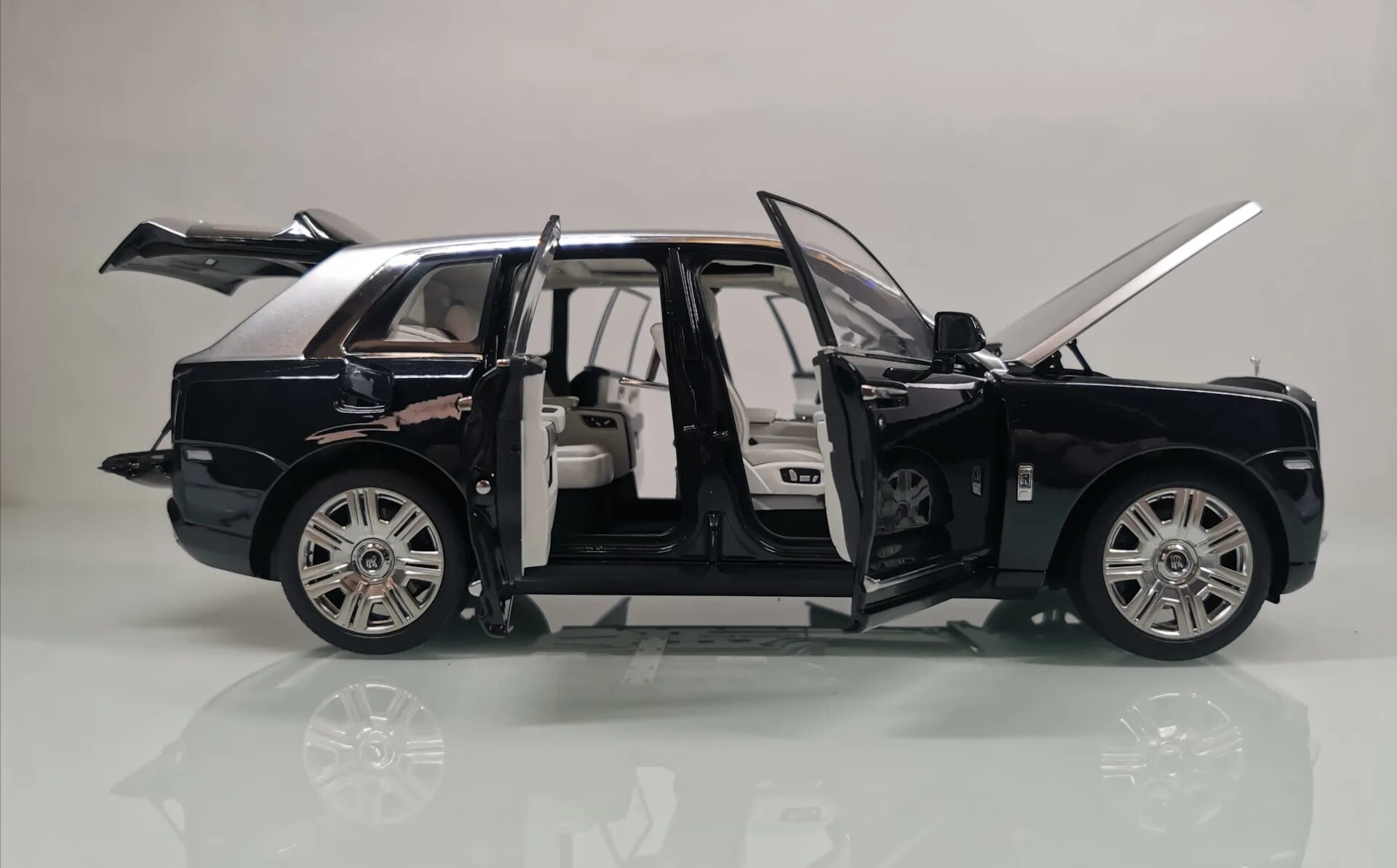 Rolls Royce 1 18 Kyosho. Роллс Ройс Куллинан игрушка 1 18. Масштабная модель Rolls Royce Cullinan. Игрушка модель Rolls Royce Cullinan.